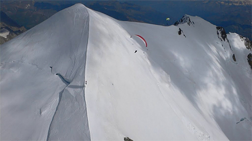 flying-le-mont-blanc Paragliders soaring le Mont Blanc, 19 August 2009