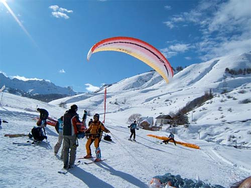 Ski-and-fly Ski and Fly fun in the Alps. Photo: www.voletski.fr