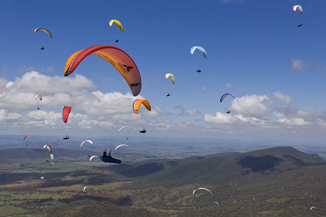 Paragliding in Manilla, Australia during the 2007 Paragliding World Championships. Photo:M. Scheel www.azoom.ch