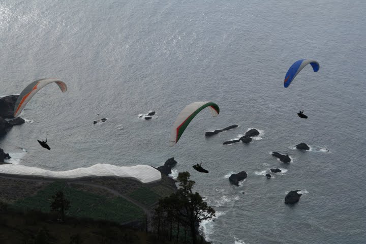 Paragliders racing in to beat the weather in La Palma. Photo: Desafio De La Palma