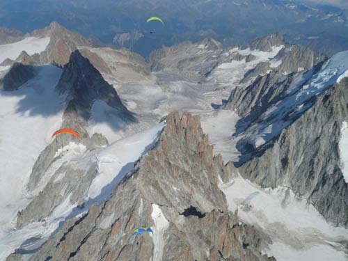 Paraglidig above the peaks around Chamonix. Photo: www.absolute-chamonix.com