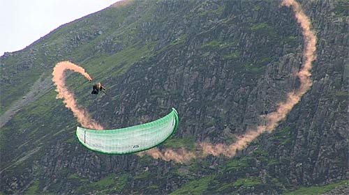 Felix Rodriguez wows the crowds with his paragliding acro at the Lakes Charity Classic 2010