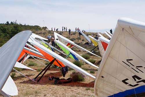 Hang gliders adorn launch in Ager during the Spanish Nationals and International Open 2010