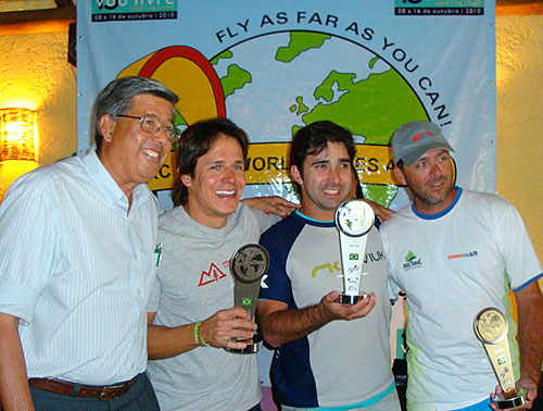 First round of the XC-OPen series 2011 was in Araxa, october 2010. Winners were Gustavo Ferreira, Eduardo Fernandes Neves and Richard Pethigal. Photo: www.niviuk.com