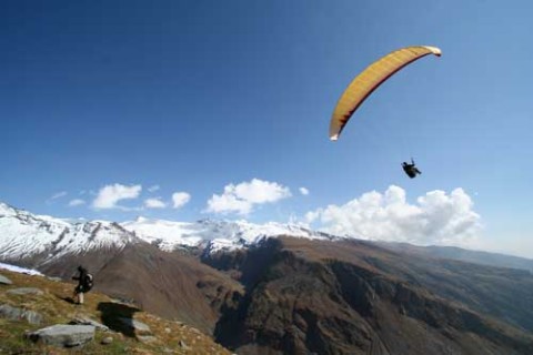 Paragliding in Billing with Himalayan Sky Safaris. Photo: HSS