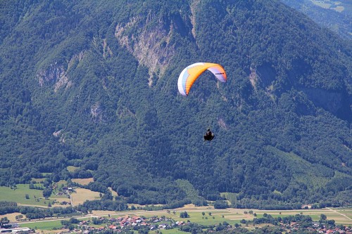 Charlie flying from the Col de Aparitatz above Ugine