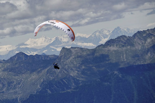 Tom de Dorlodot above the Engadin valley on 24 July 2011. Photo: Red Bull X-Alps
