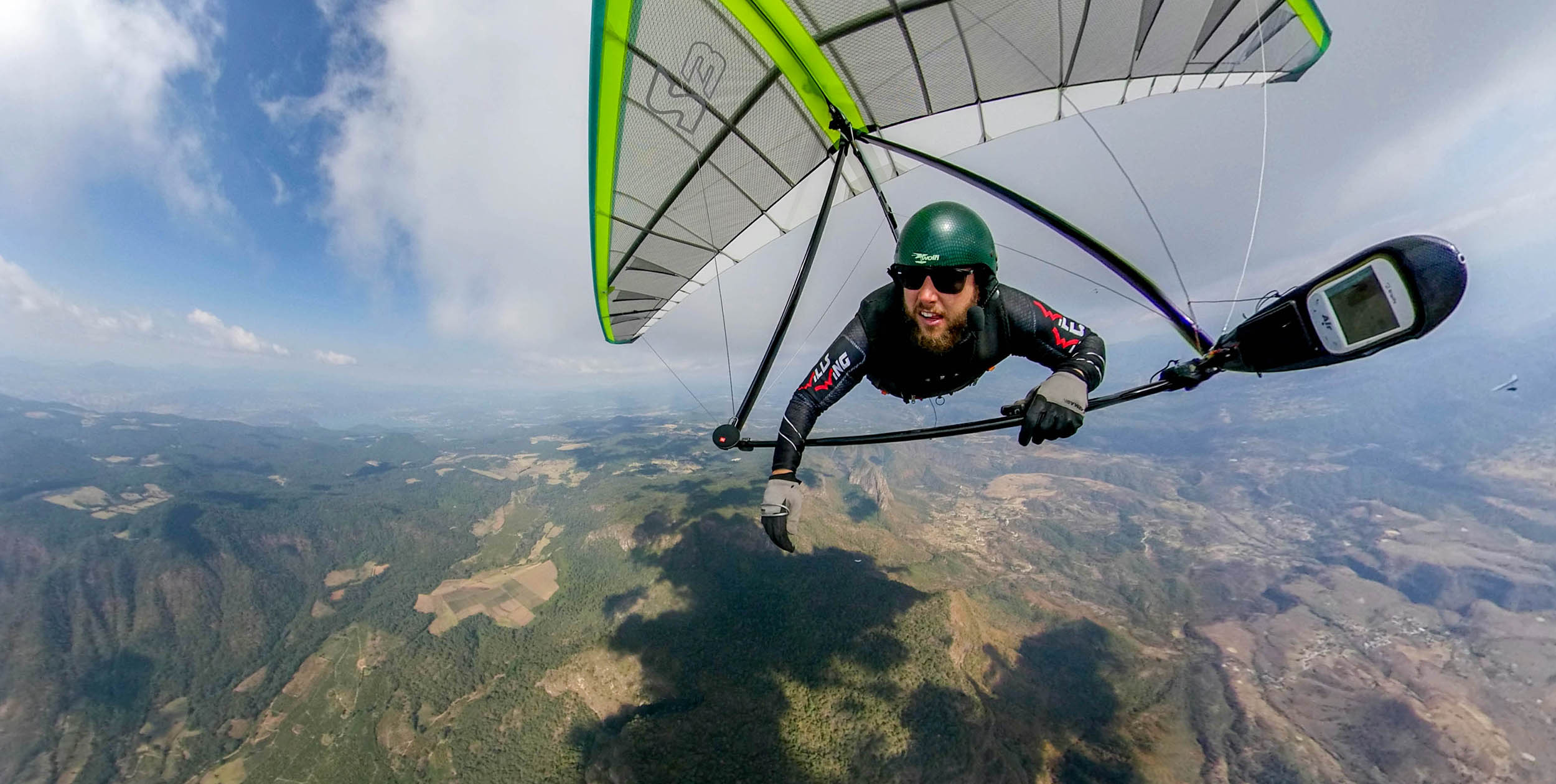 Paragliding and hang gliding in Valle de Bravo. Photo: Wolfie Siess