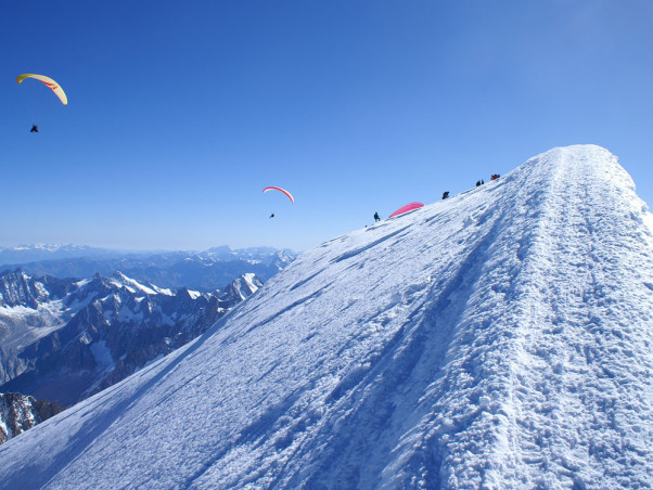 Paragliders on Mont Blanc (French side). Photo: Chamonix.net