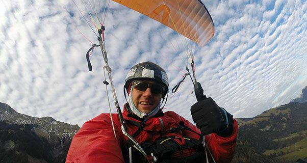 Chrigel Maurer flies Skywalk