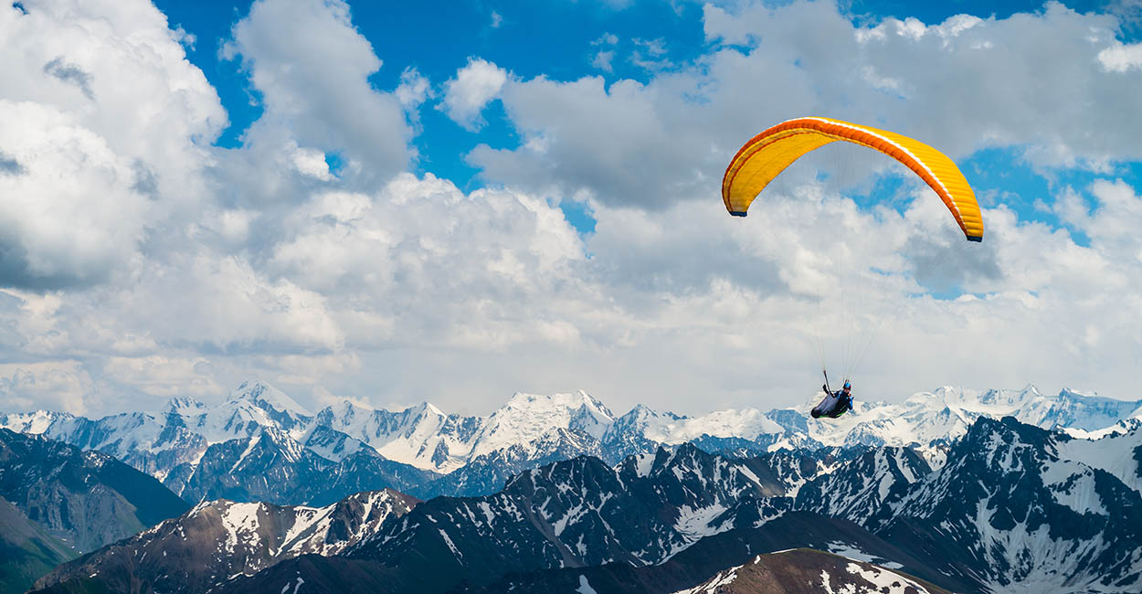 Paragliding in Kyrgyzstan. Photo: Ralf Heuber