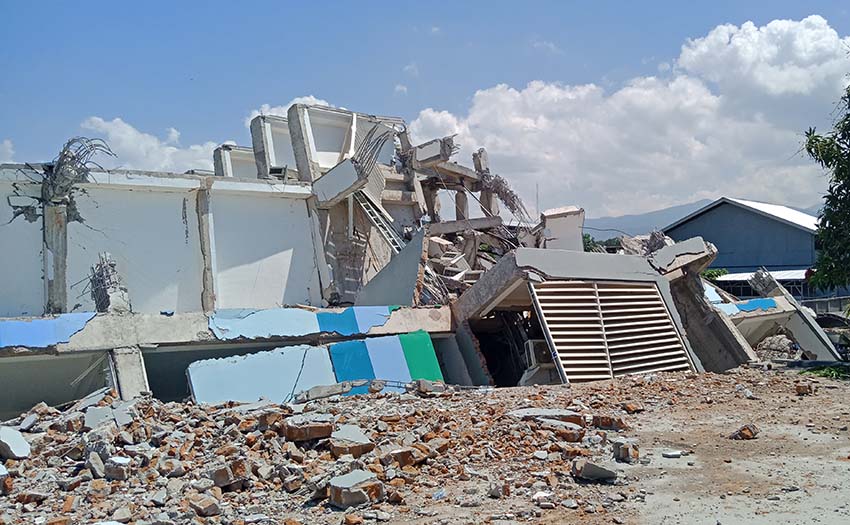 The remains of the Roa Roa Hotel in Palu after the earthquake. Twenty pilots were staying in the hotel, seven were killed. Photo: Yoshi Pasha
