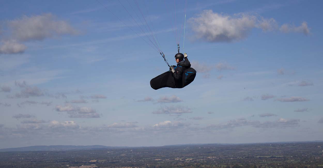 Turning next to the ridge on a paraglider