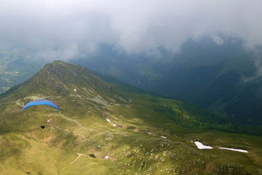 By maintaining roll, yaw and pitch balance the pilot will glide efficiently and arrive higher. Photo: Kelly Farina / Mastering Paragliding