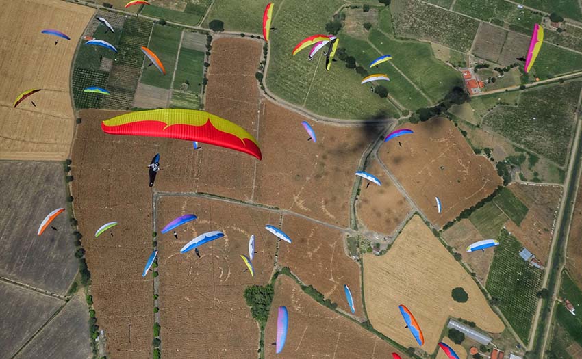 A busy but coordinated thermal in Colombia. Photo: Xevi Bonet
