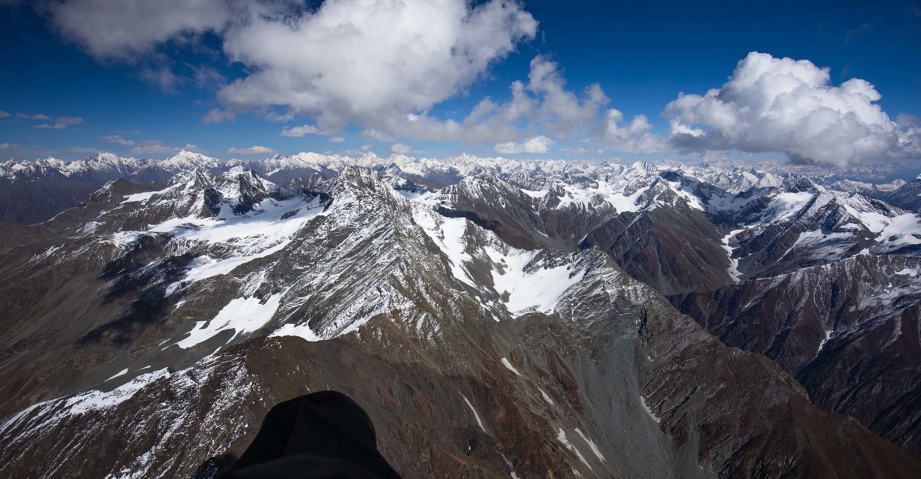 Paragliding in the Indian Himalaya. Photo: Jorge Atramiz