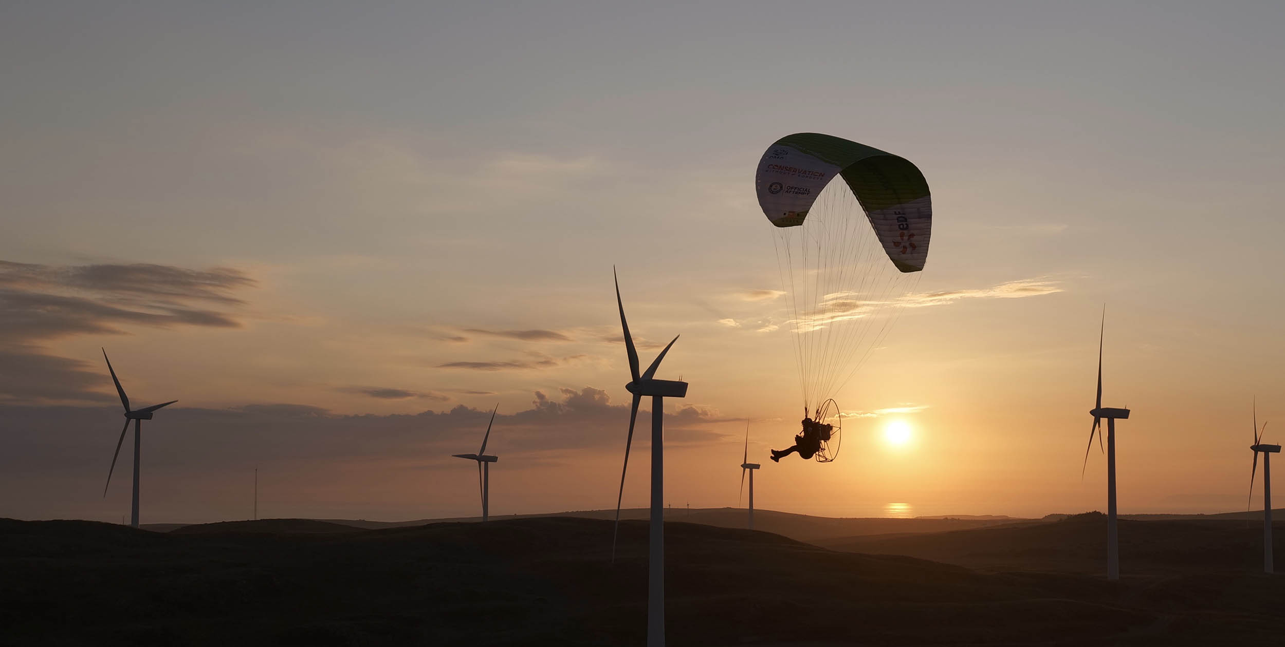 Paragliding-with-wind-turbines