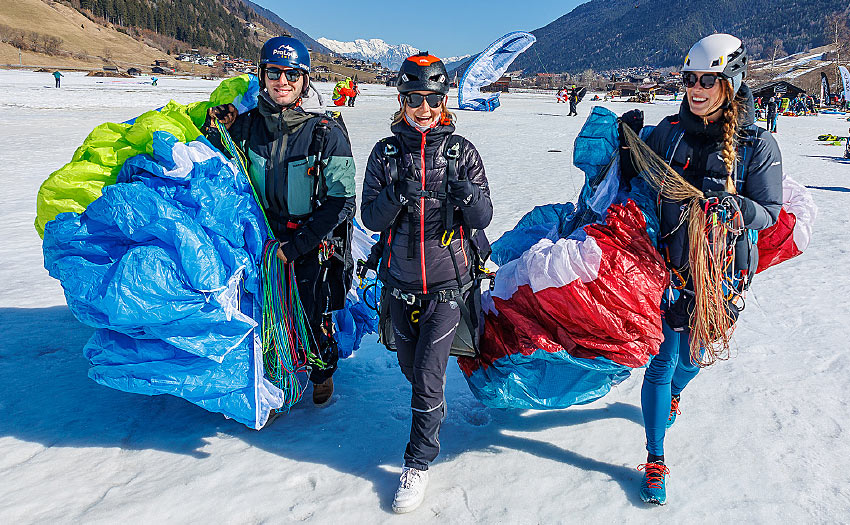 Paraglider pilots at the Stubai Cup 2022. 
