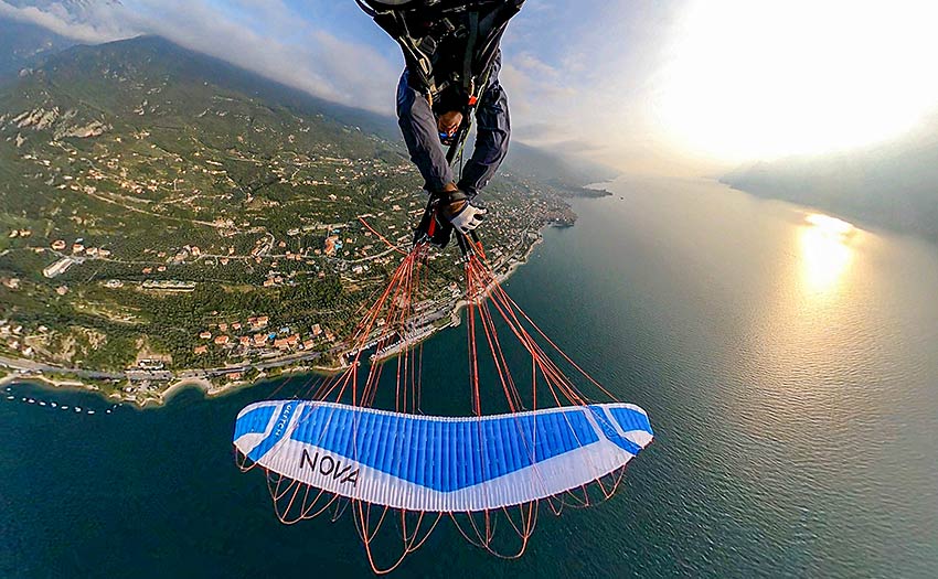 Théo de Blic upside down over Lake Garda