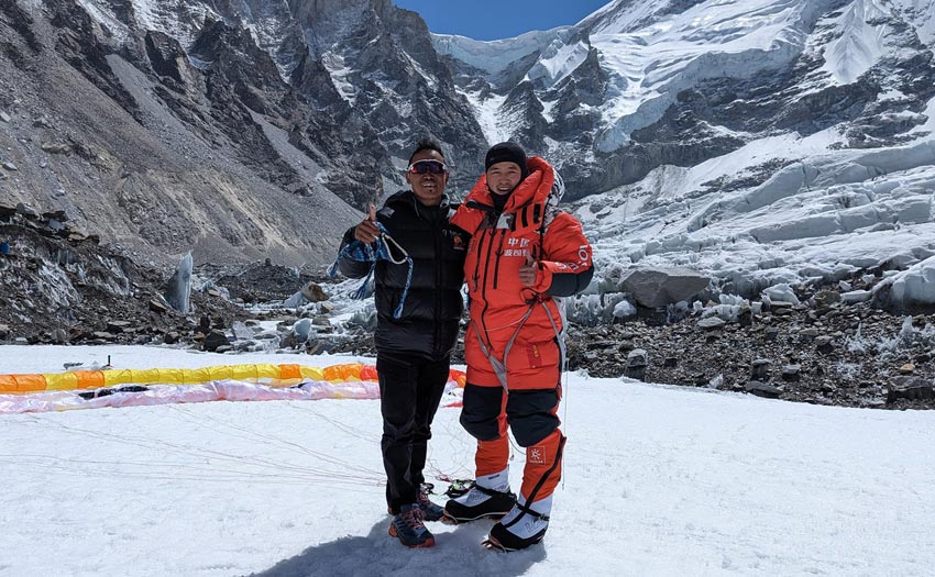 Li Shengtao (right) with Babu Sunuwar at Everest Base Camp