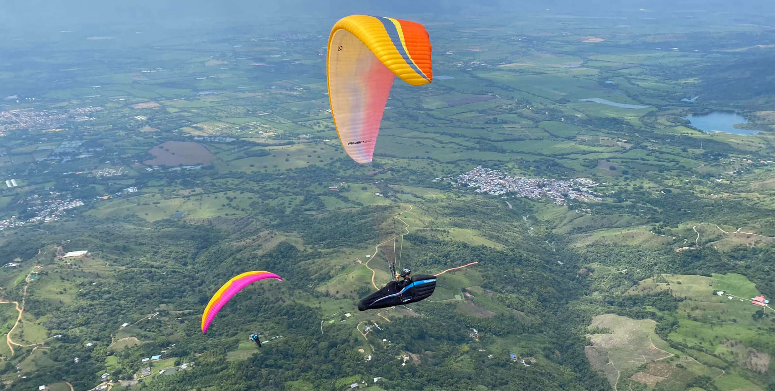 Paragliders flying in the SRS competition over Colombia