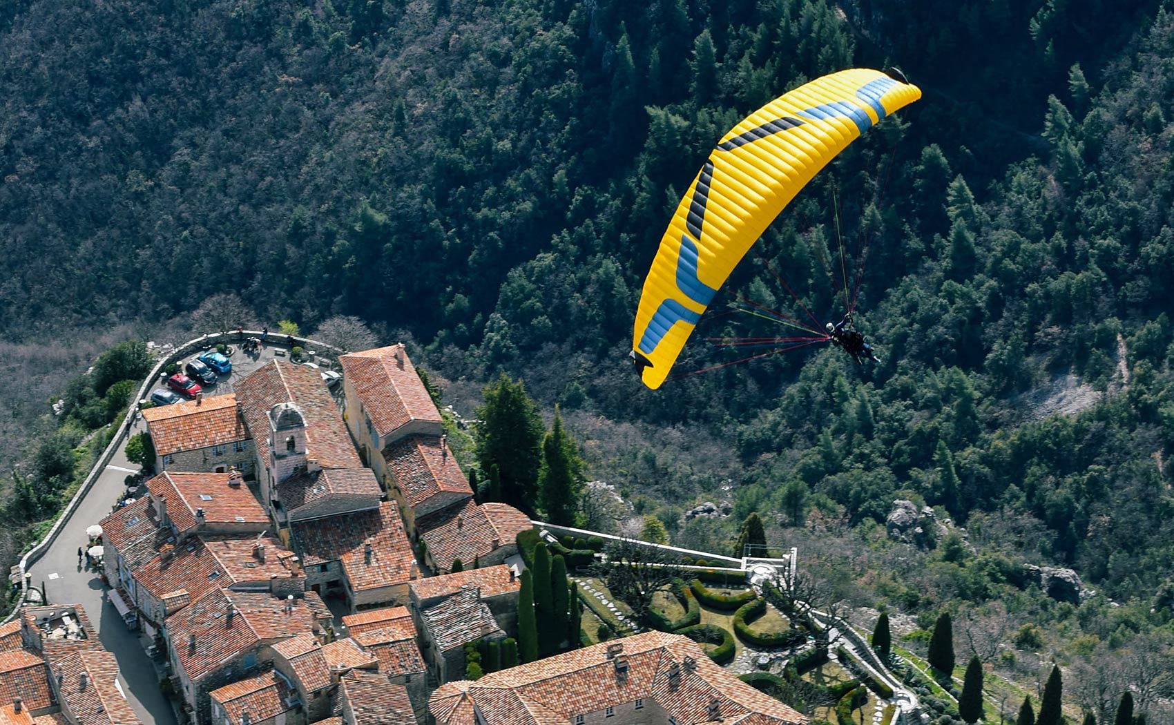 Ozone Magnum 4 above Gourdon in south east France