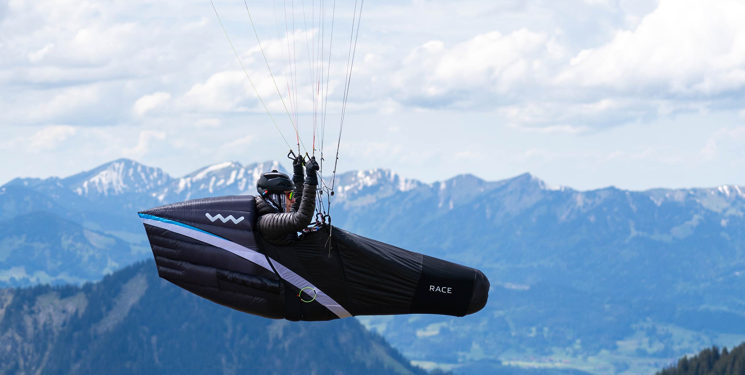 a light pod harness airmed at the specialist pilot who is into saving weight when flying hike-and-fly or vol-biv.