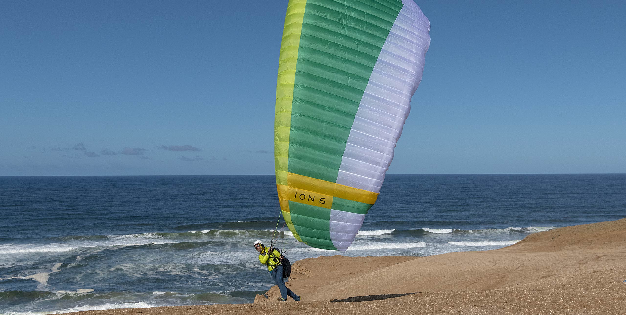 Lean back and play with the wind and the glider – it’s what you’ve come to the dunes to do. Photo: Fabian Gasteiger