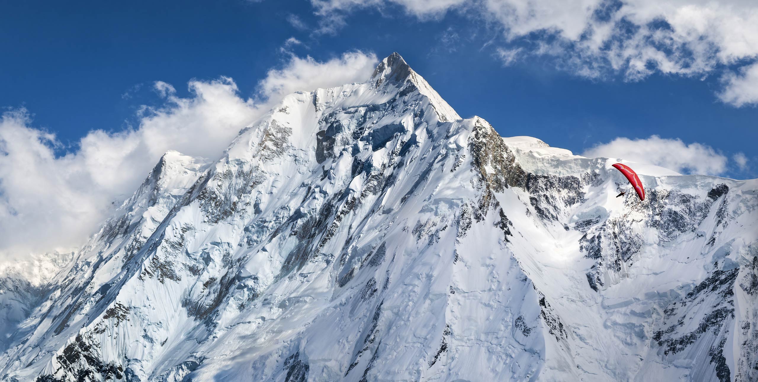Ollie Carr flying in the Karakoram