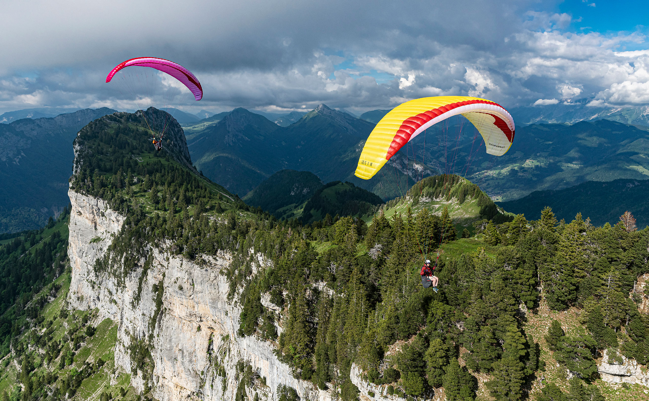 Intermediate paragliders flying in Annecy, France