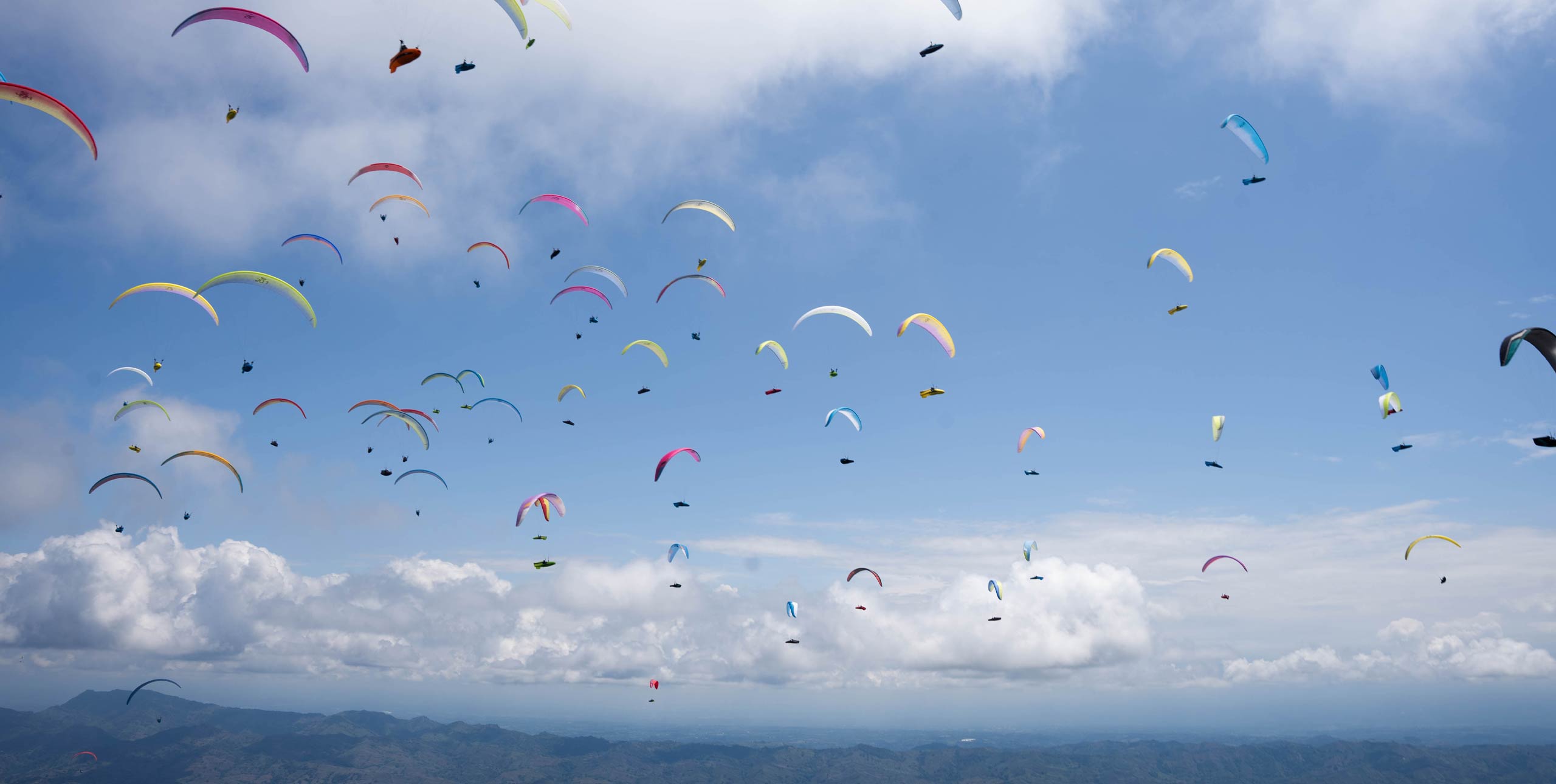 Pilots in action at PWC Superfinal, Roldanillo, 2025