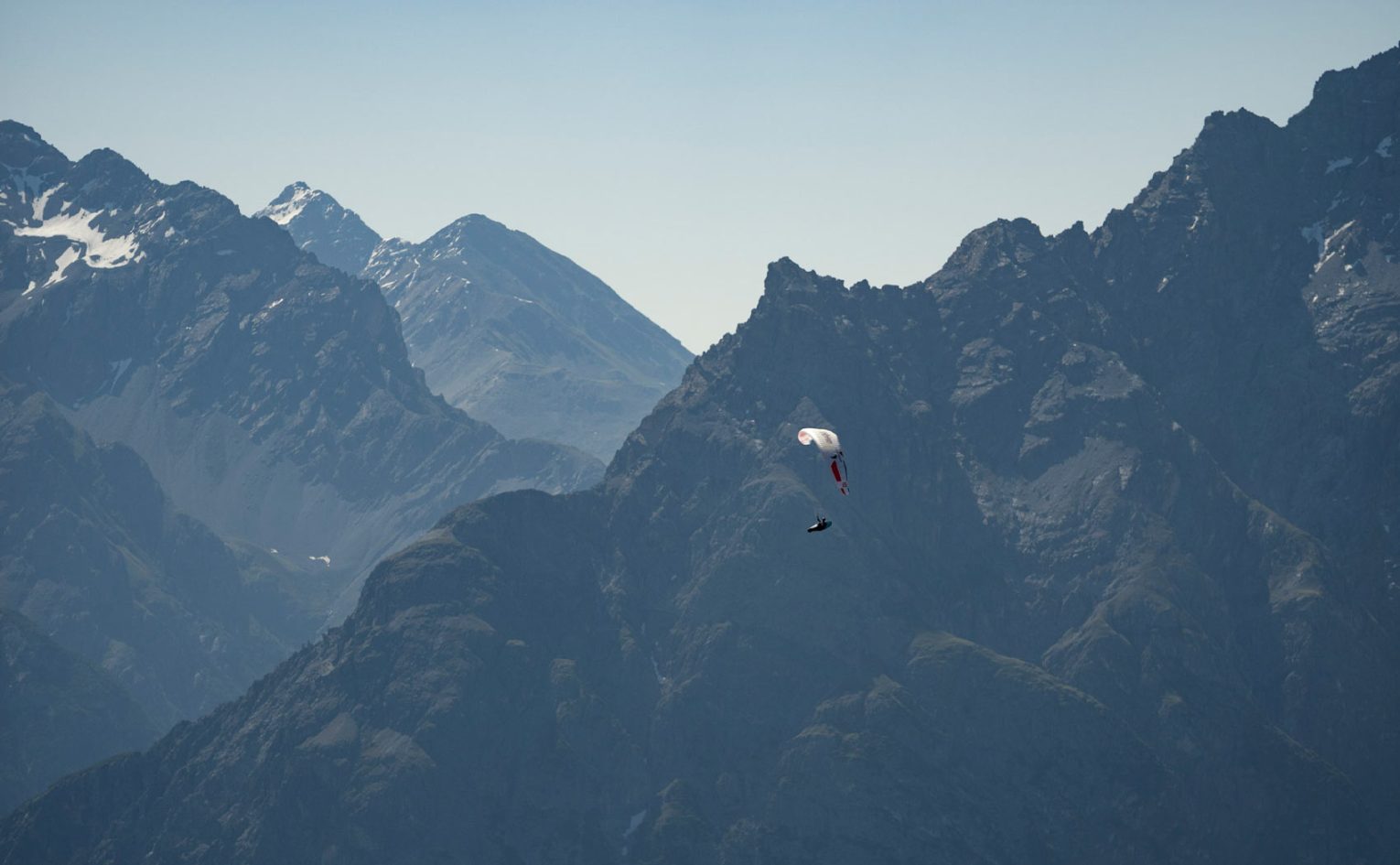 Benedikt Dornauer flying in Red Bull X-Alps