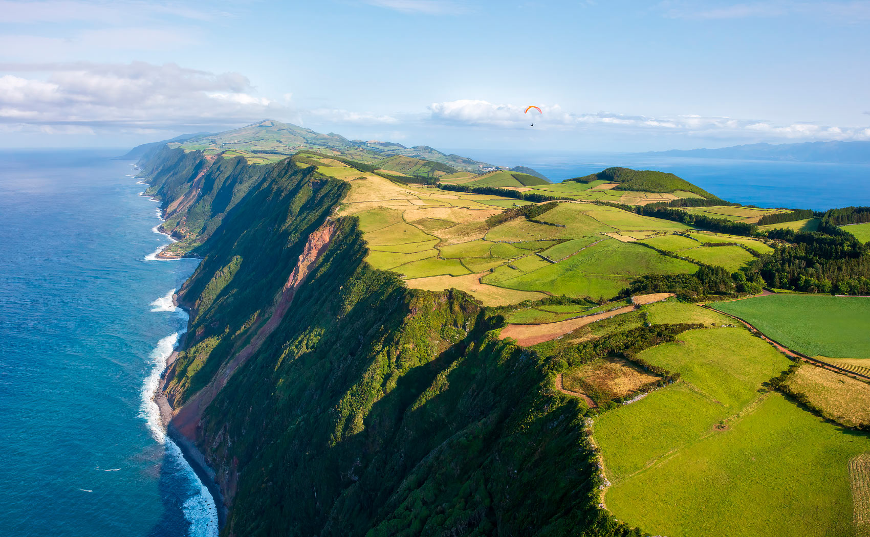 Paragliding in the Azores. Photo: Tom de Dorlodot