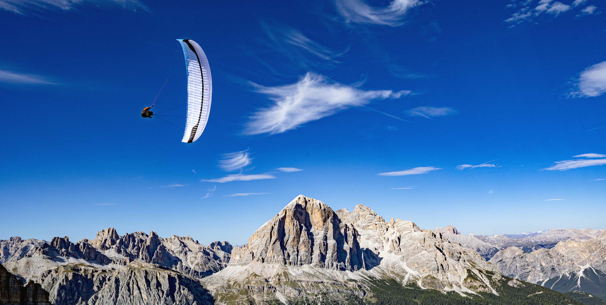 Paragliding in the Dolomites. Photo: Jerome Maupoint