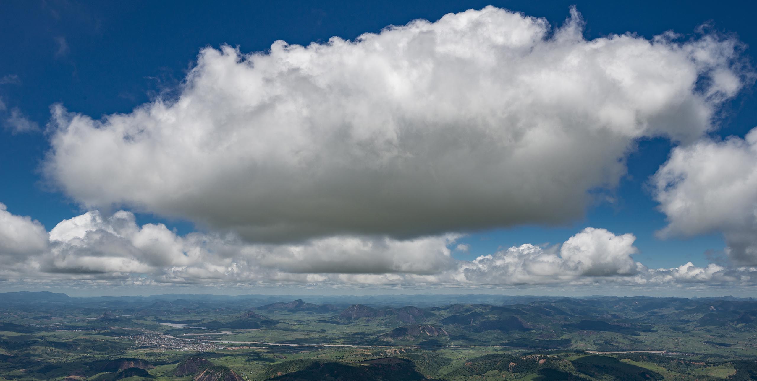 The perfect cloud on a perfect day in Espírito Santo, Brazil. The clouds are well developed but not growing too tall, and they don’t have a lot of wind distortion, showing it is a light wind day. They have good dark bases and fluffy tops. In places you can see the bases are concave or even have a stepped base, indicating strong lift. Best of all, they go on for miles Photo: Jérôme Maupoint