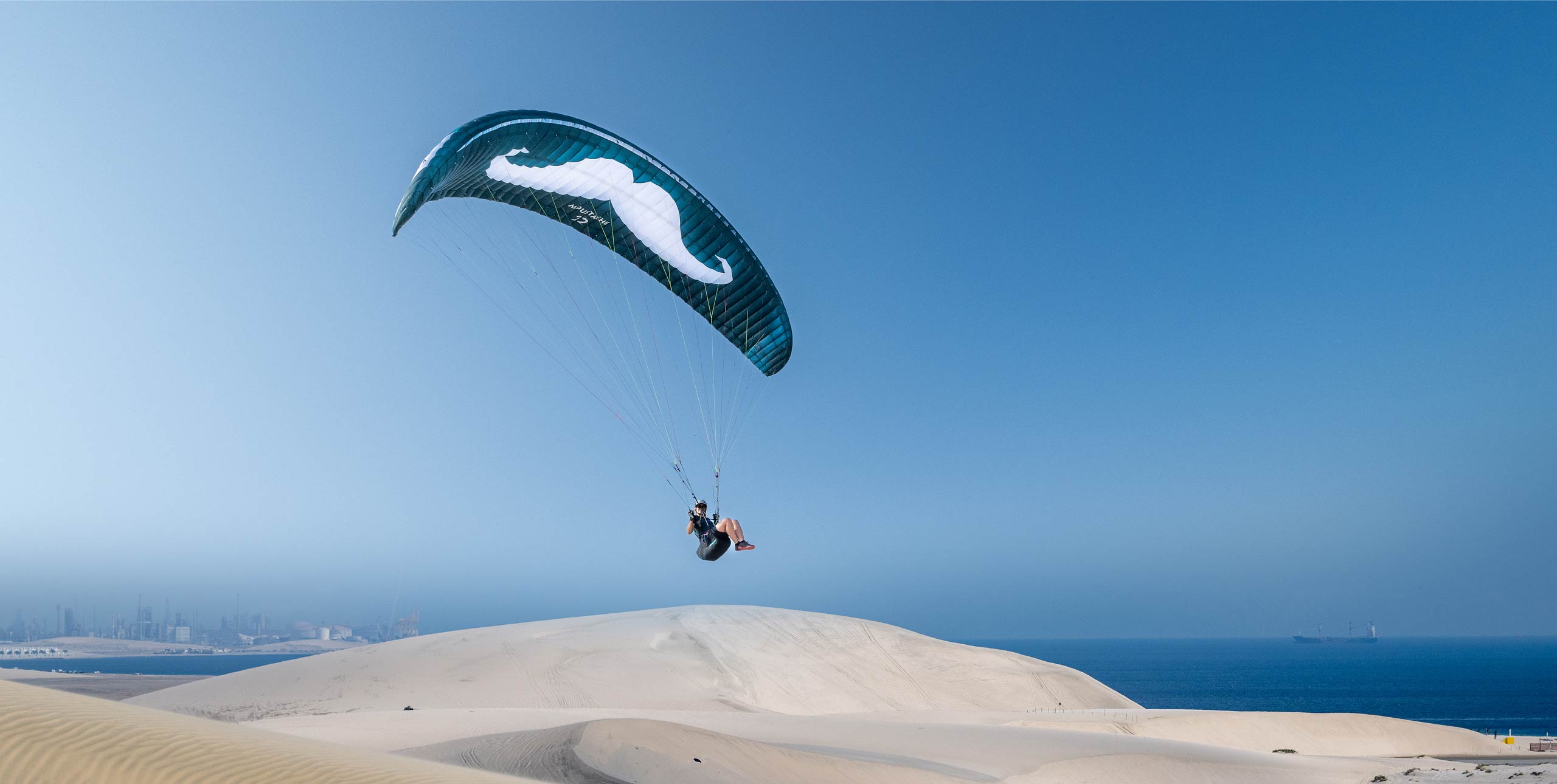 Exploring Qatar by parakite. Photo: Adi Geisegger