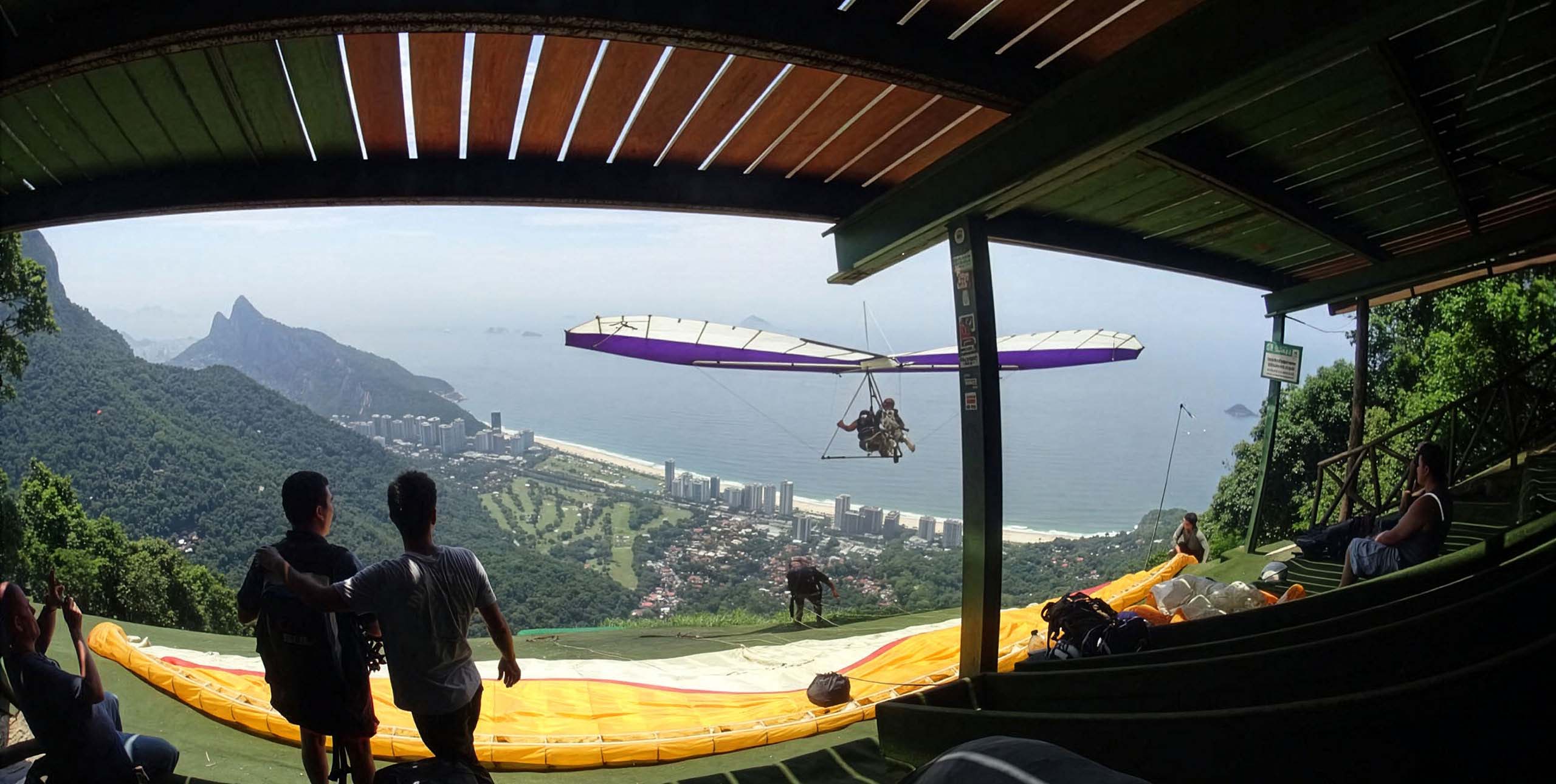 A tandem hang glider launching at Pedra Bonita, Rio de Janeiro. Photo: cscvl.com.br