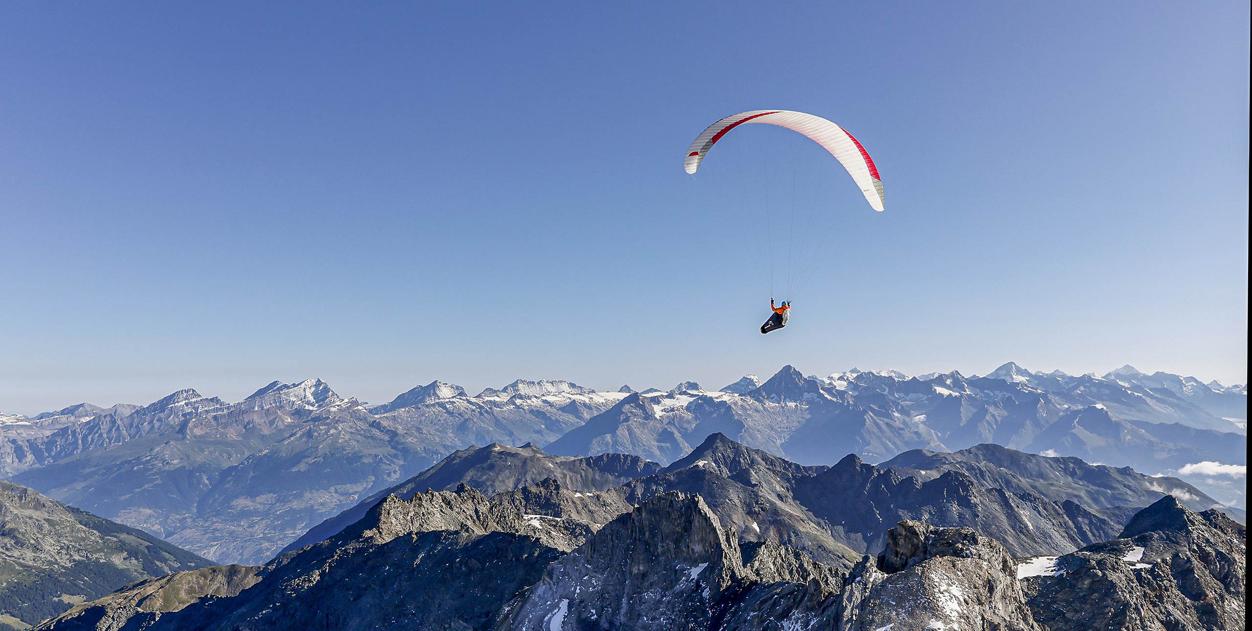 Chrigel Maurer flying out from the Barrhorn July 2025. Photo: Tobi Dimmler