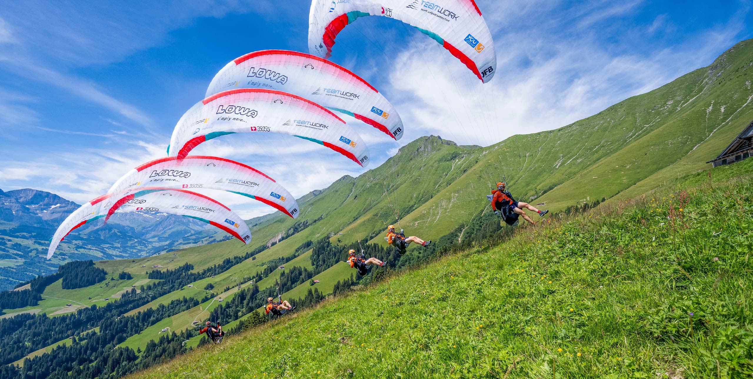 Chrigel Maurer executes a downwind fly-on-the-wall top-landing