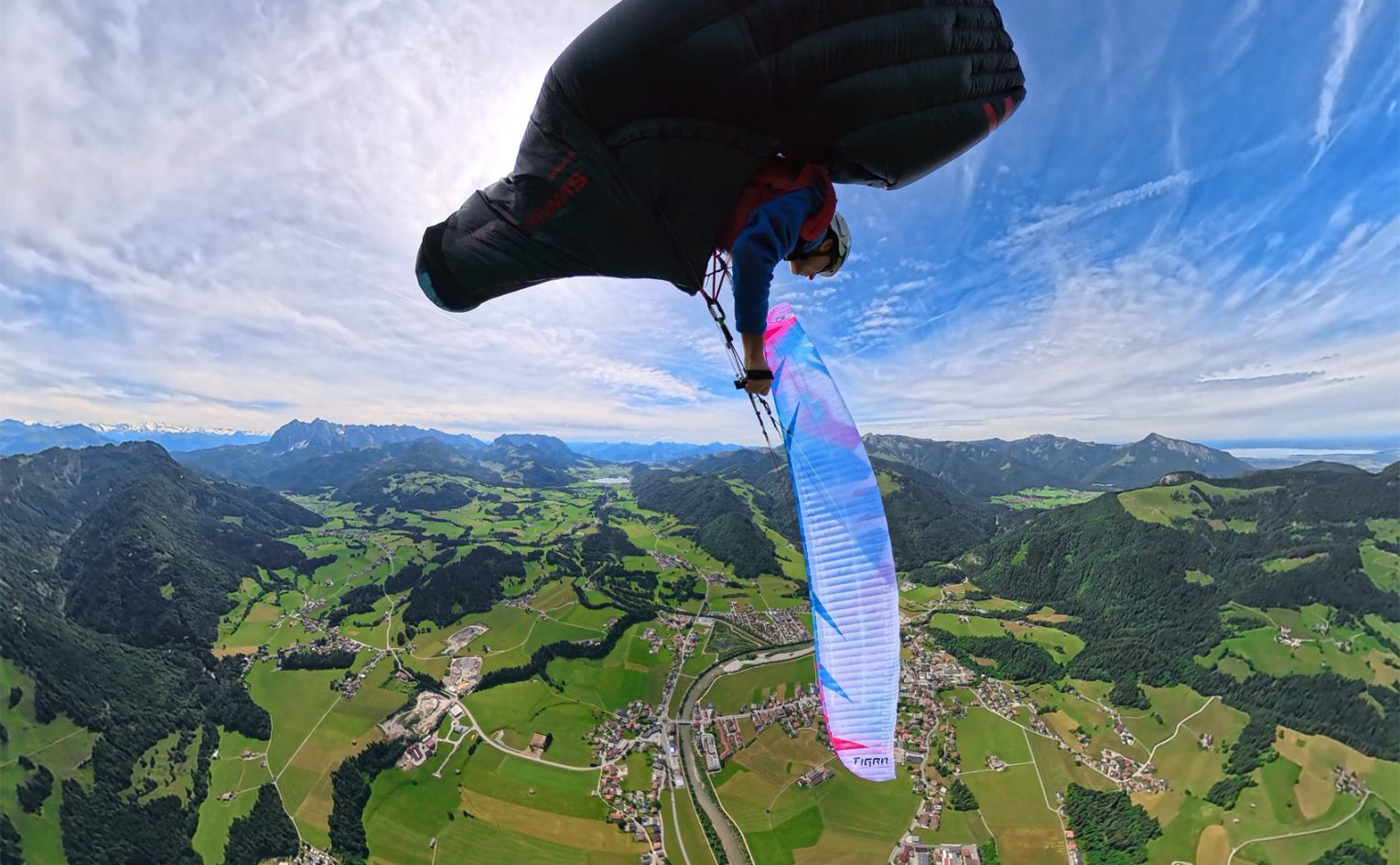Erwin Voogt flies wingovers in BGD Tigra