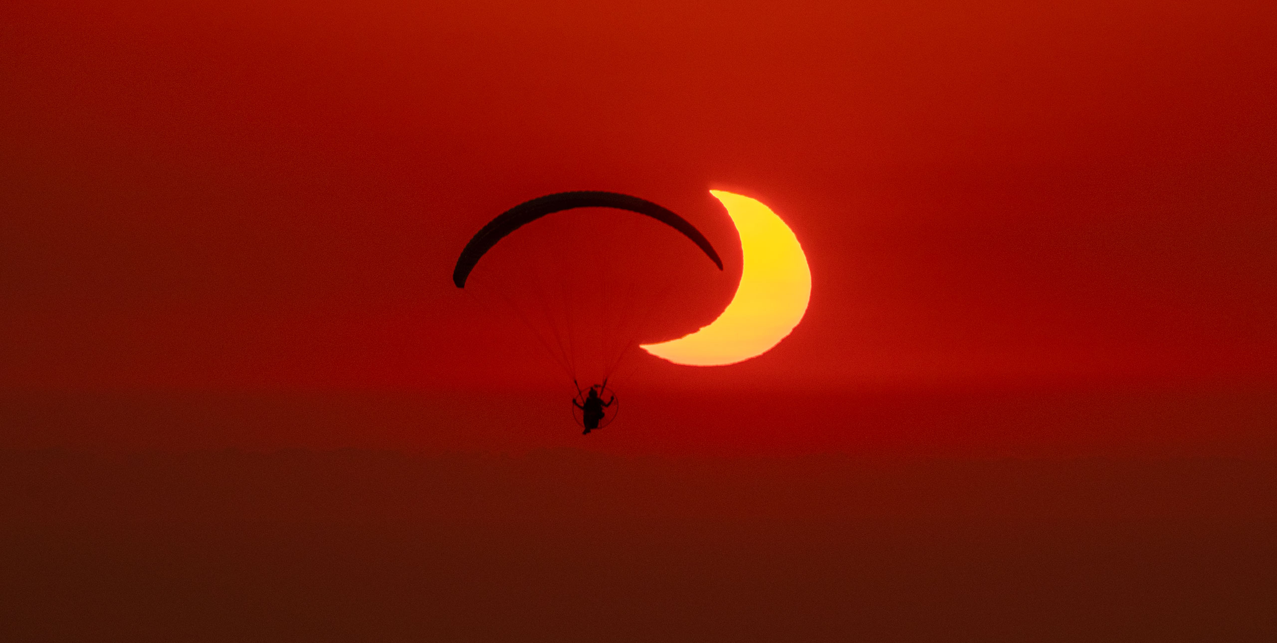 Horacio Llorens flies the eclipse. Photo: Marc Marco