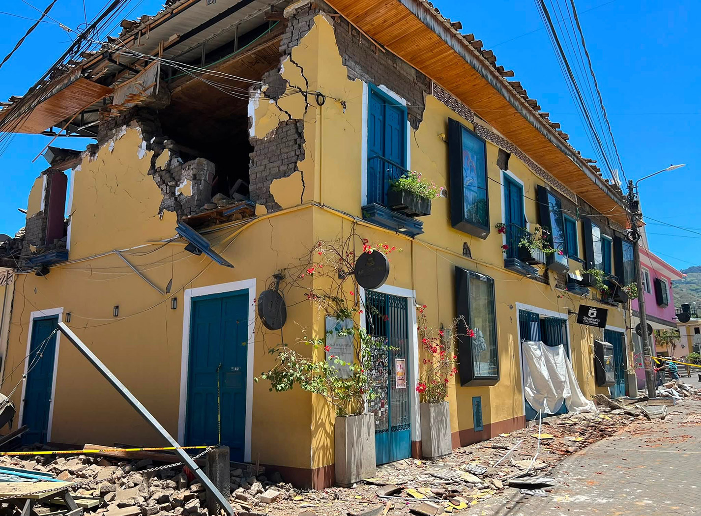 A yellow house damaged in the Roldanillo earthquake in August 2026