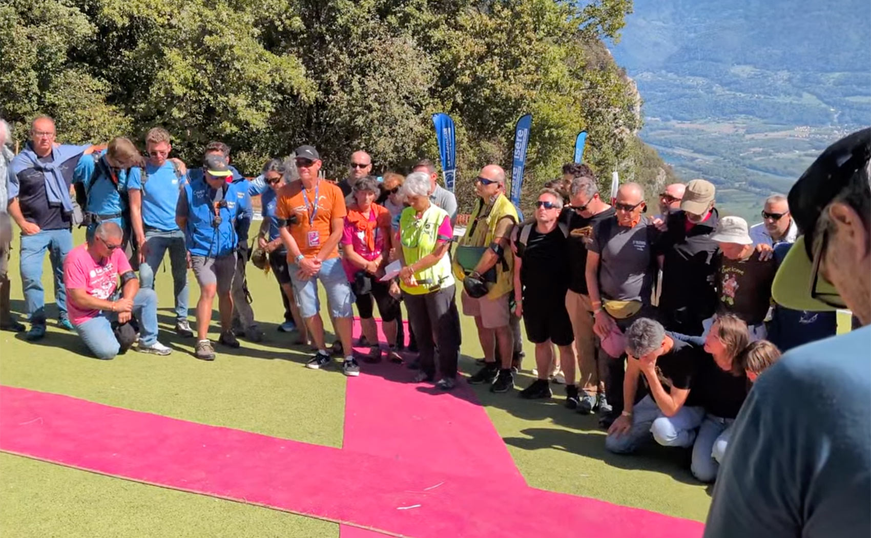Coupe Icare takes a minute silence in 2026
