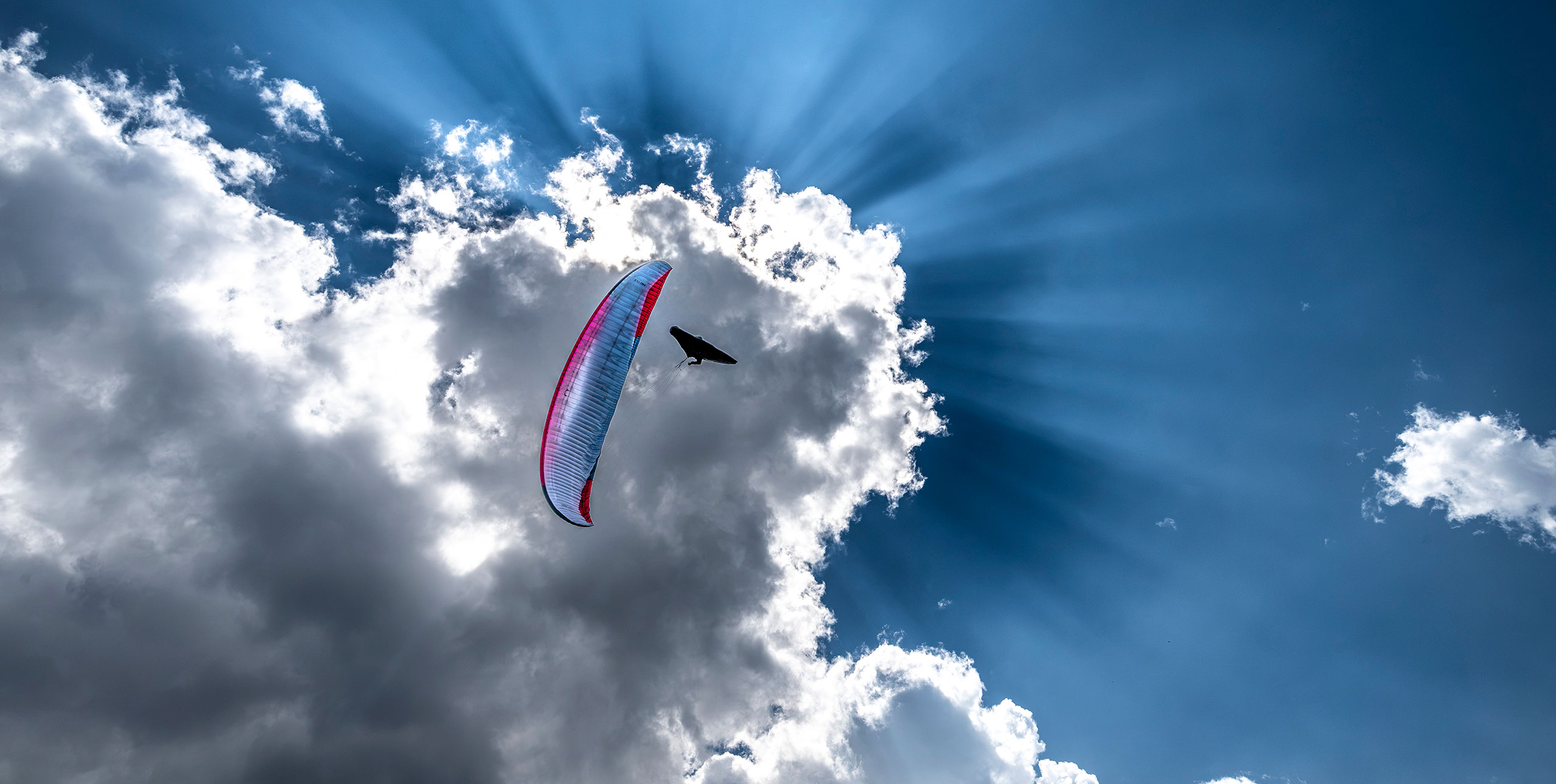 Paragliding against the sun. Meditation and paragliding. Photo: Andy Busslinger